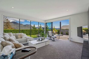 TV, fireplace, offices - Diamond on the Peninsula (Wānaka)