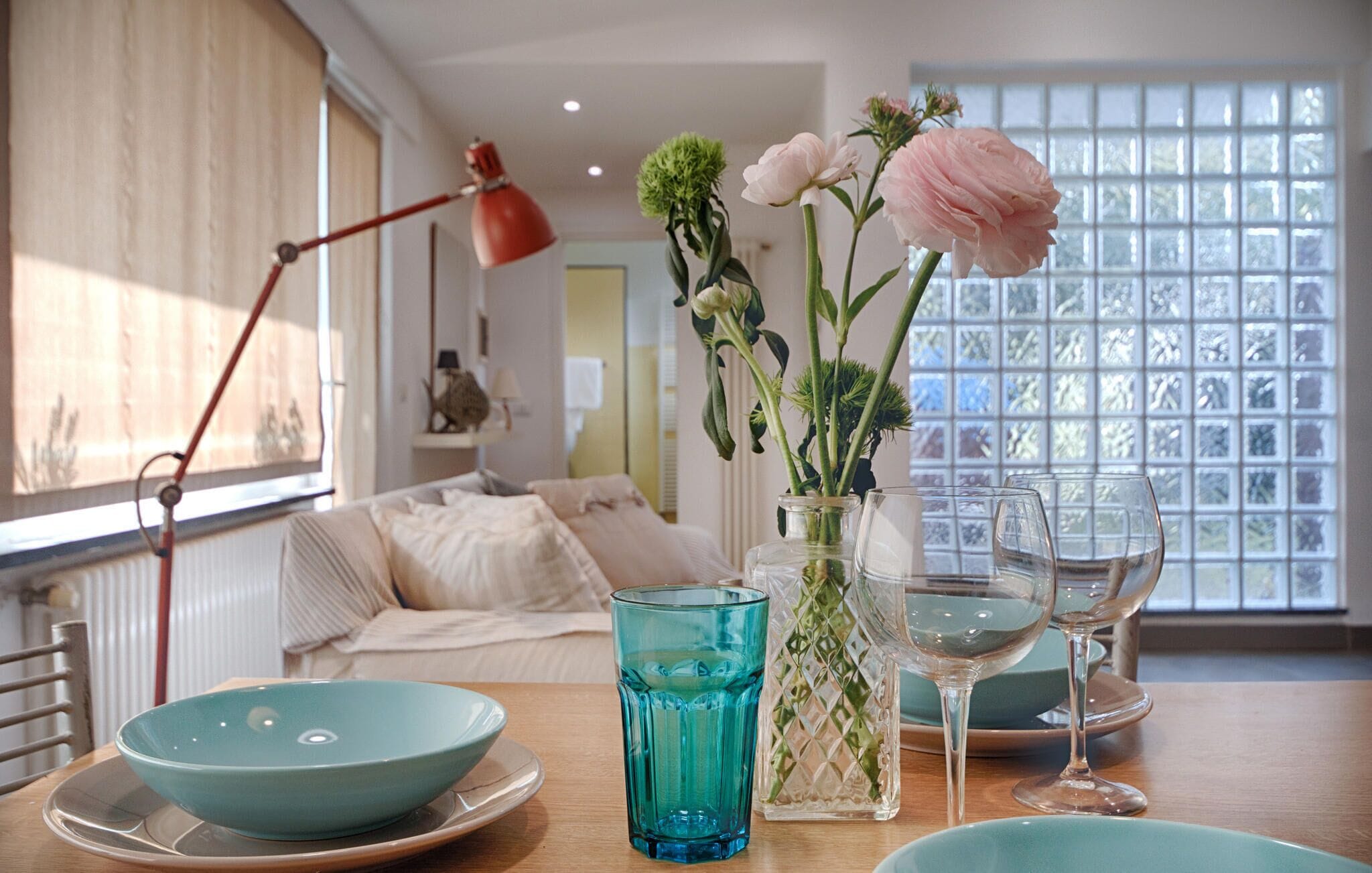 Travel crib, free WiFi