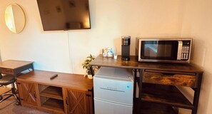 Interior - Unit 17 - Cozy 1-bedroom hotel in terrific Challenge-Brownsville with AC (Challenge-Brownsville)