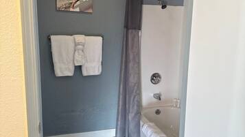 Handtücher, Seife, Toilettenpapier