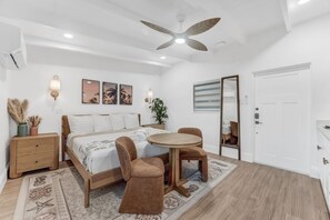 Room - Anchor Inn & Cottage - King Pondview Room (Sanibel)