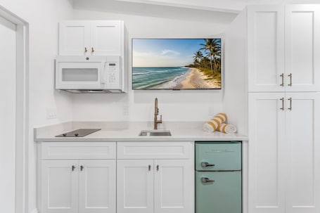 Private kitchen. Anchor Inn & Cottage - King Pondview Room