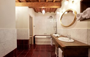 Shower, hair dryer - Amazing home in Vicchio di Mugello with sauna (Vicchio di Mugello)