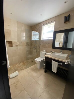 Villa, 4 Schlafzimmer, barrierefrei, eigener Pool | Badezimmer