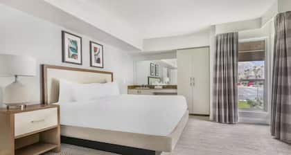 2 Bedroom 1 King 1 Queen Suite in Marvelous Palm Springs - Hilton Vacation Club