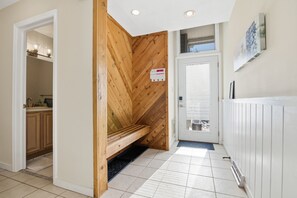Interior - Powder & Paddle at Lake Harmony (Lake Harmony)