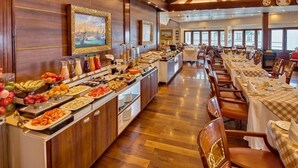 Uma mesa de buffet com diversos alimentos e acompanhamentos.