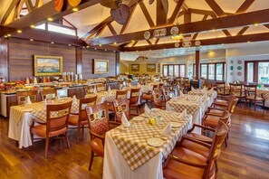 Restaurant - Mayfair Hill Resort Darjeeling (Darjeeling)