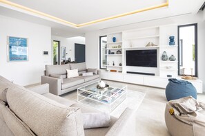 TV, fireplace - Villa Miura | Luxury 4BR Villa with Private Pool (Carvoeiro)