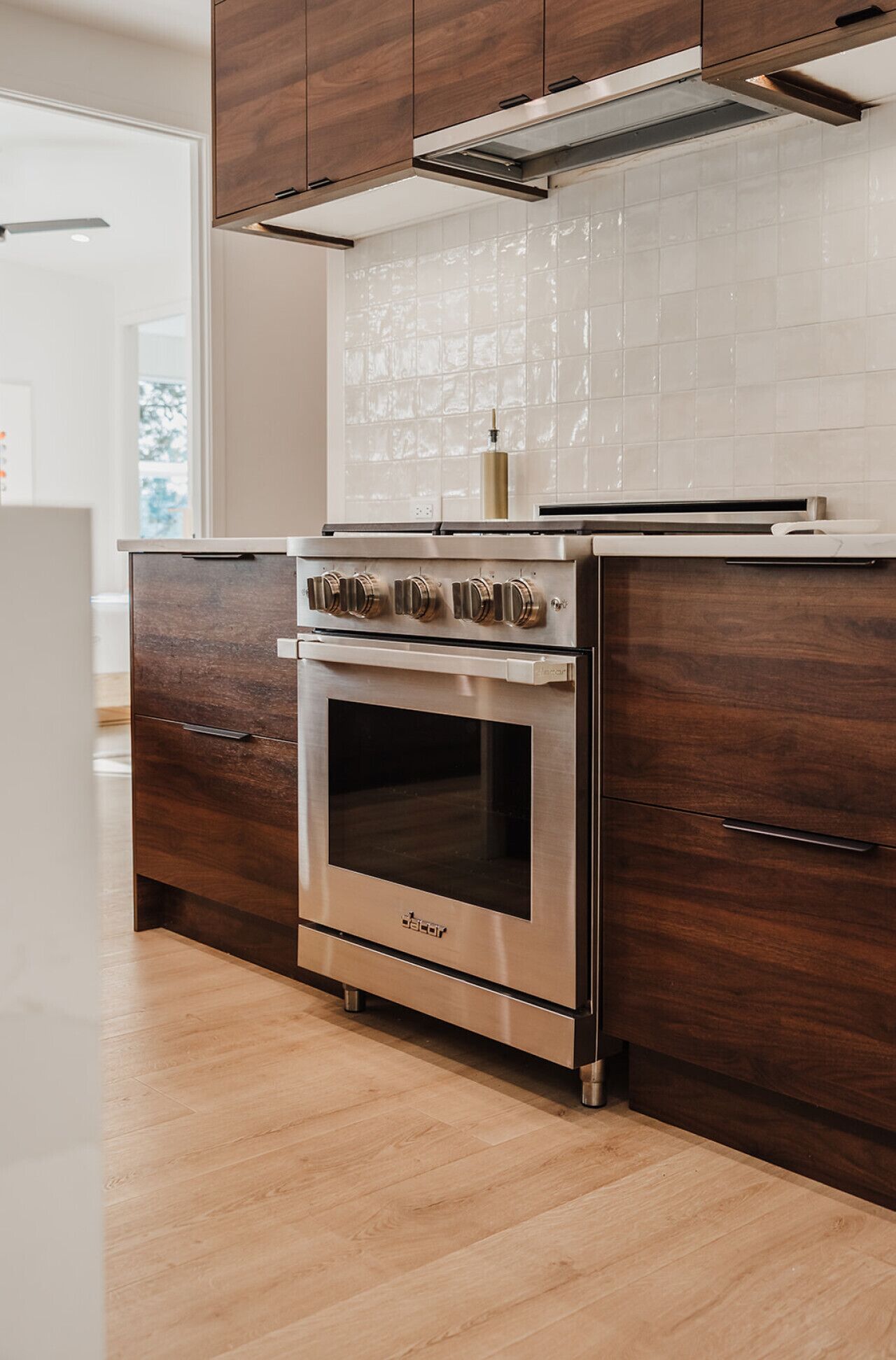 Kjøleskap, mikrobølgeovn, kokeplater og oppvaskmaskin