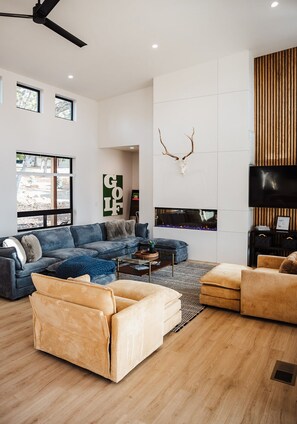 Een televisie, een open haard en boeken