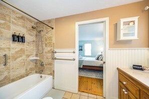 Shower, hair dryer, towels, soap - Peaceful 4- Bedroom house, Perfect for families. Close to main beaches (Yarmouth)