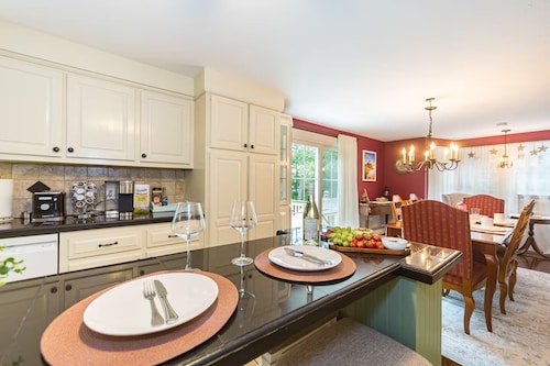 Peaceful 4- Bedroom house, Perfect for families. Close to main beaches