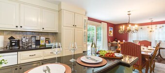 Peaceful 4- Bedroom house, Perfect for families. Close to main beaches