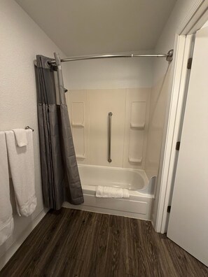Bathroom - Unit 25 - Charming 1-bedroom hotel with AC in Challenge-Brownsville (Challenge-Brownsville)