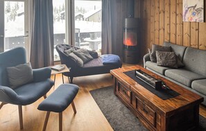 TV, fireplace - Gorgeous home in Sjusjøen with WiFi (Sjusjøen)