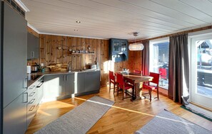 Fridge, oven, stovetop, dishwasher - Gorgeous home in Sjusjøen with WiFi (Sjusjøen)