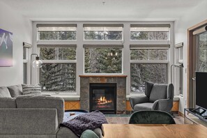 TV, fireplace, offices - Tranquil Condo In The Trees | Spacious 2Bd Hot Tub & Pool (Canmore)