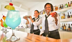 Villa, 3 Yatak Odası, Engellilere Uygun, Kişiye Özel Havuzlu | Bar (konaklama yerinde)