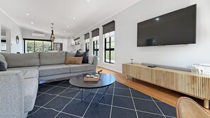 Living area - Snowgum Bright 1 - 3 Bedroom, 3 Bathroom (Bright)