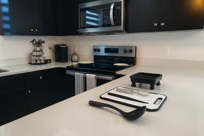 Private kitchen - Noir: Stylish 3BR w'TV's All Rooms +Workspace & Yard (Edinburg)
