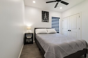 3 bedrooms, iron/ironing board, free WiFi, bed sheets - Noir: Stylish 3BR w'TV's All Rooms +Workspace & Yard (Edinburg)