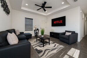 Smart TV - Noir: Stylish 3BR w'TV's All Rooms +Workspace & Yard (Edinburg)