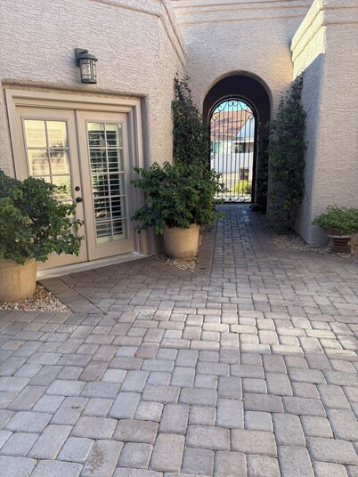 Charming Detached Casita With Kitchenette & Private Entrance in Chandler