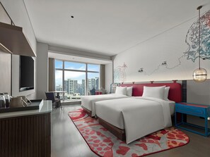 Een moderne hotelkamer met een groot bed, een bureau en uitzicht op de stadshemel.