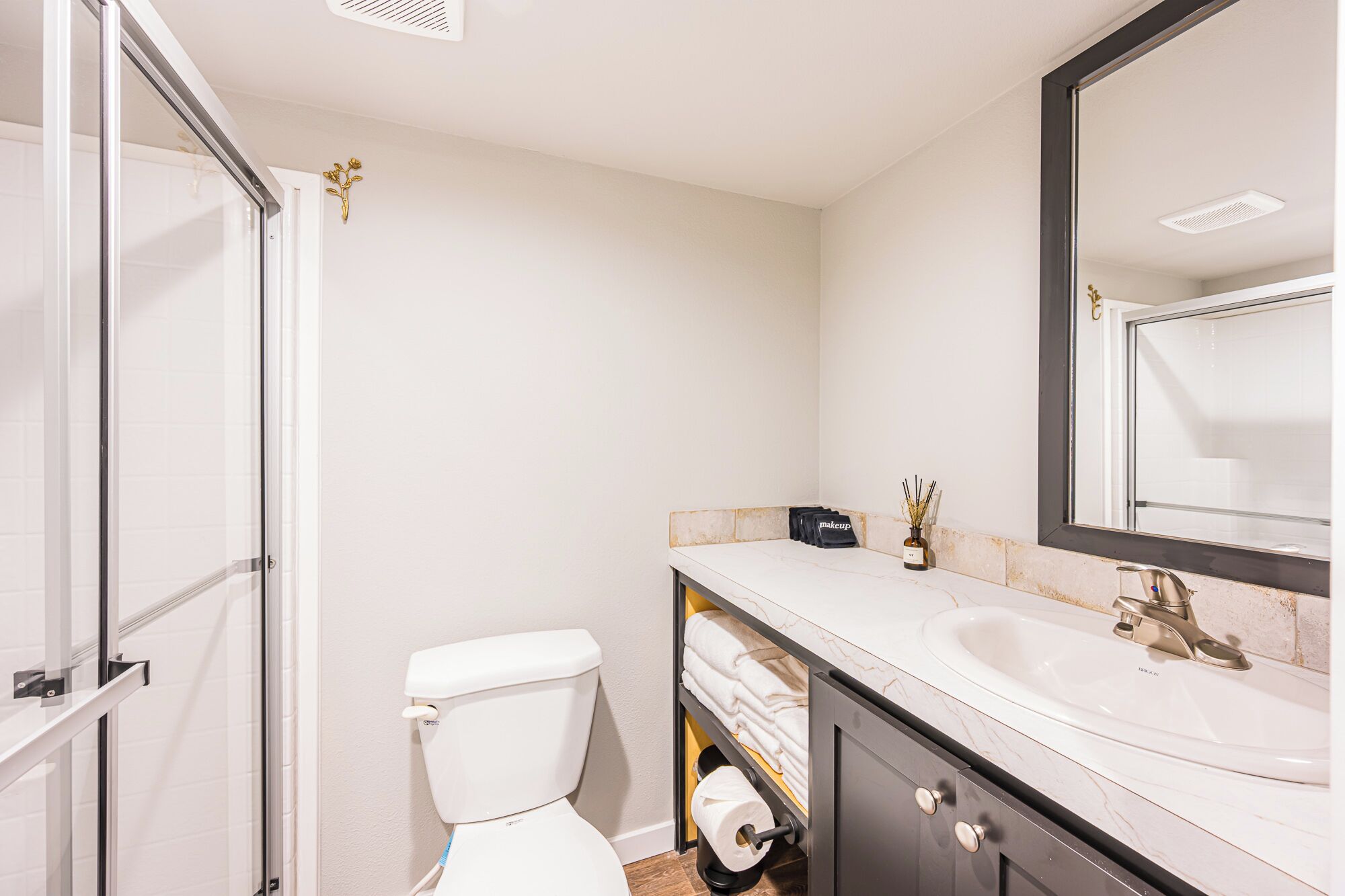 Douche, sèche-cheveux, serviettes fournies, savon