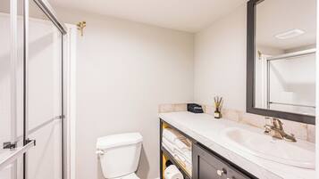 Douche, sèche-cheveux, serviettes fournies, savon