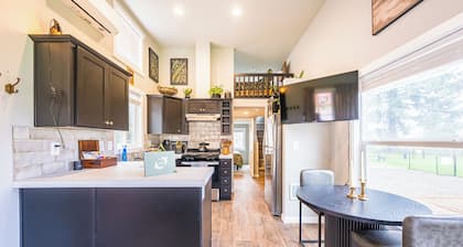 Rainforest Tiny Home Retreat Moody Botanical Suite