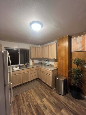 Private kitchen - Cozy 2-bedroom house in welcoming Poplar Bluff (Poplar Bluff)