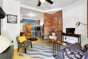 4 bedrooms, iron/ironing board, WiFi, bed sheets - Historic Victorian District Retreat Sleeps 9! (Savannah)