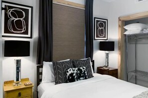 4 bedrooms, iron/ironing board, WiFi, bed sheets - Historic Victorian District Retreat Sleeps 9! (Savannah)