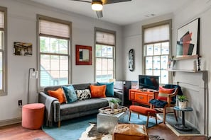 TV - Historic Victorian District Retreat Sleeps 9! (Savannah)
