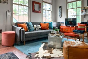 TV - Historic Victorian District Retreat Sleeps 9! (Savannah)