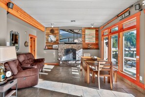 Living area - Living Waters Lodge | A Family-Friendly Lakefront Olympic Peninsula Retreat (Port Angeles)