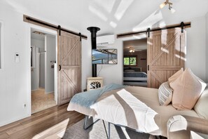 Room - Living Waters Lodge | A Family-Friendly Lakefront Olympic Peninsula Retreat (Port Angeles)