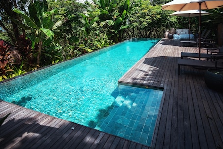 Una piscina al aire libre. Palay