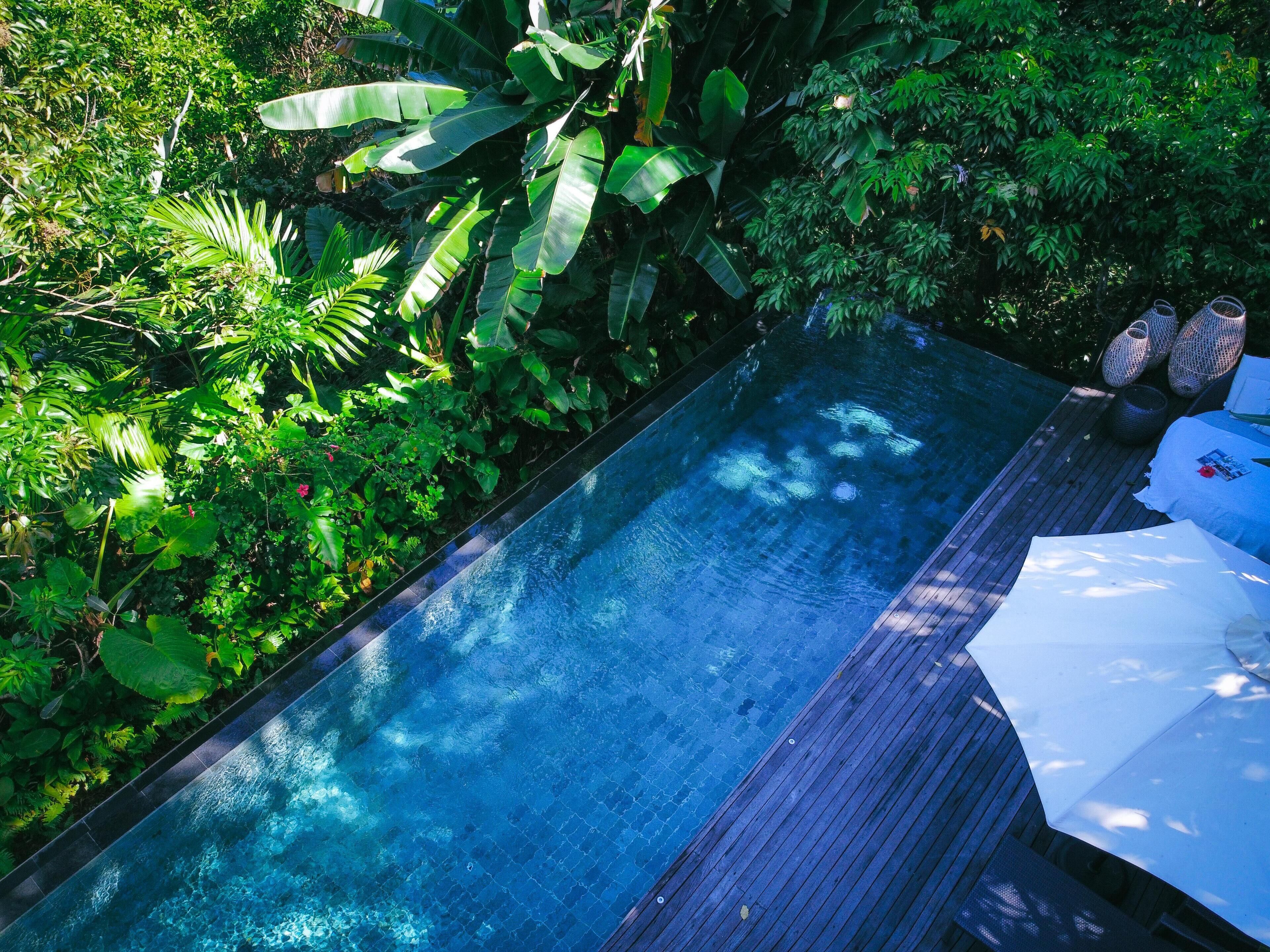 สระว่ายน้ำกลางแจ้ง