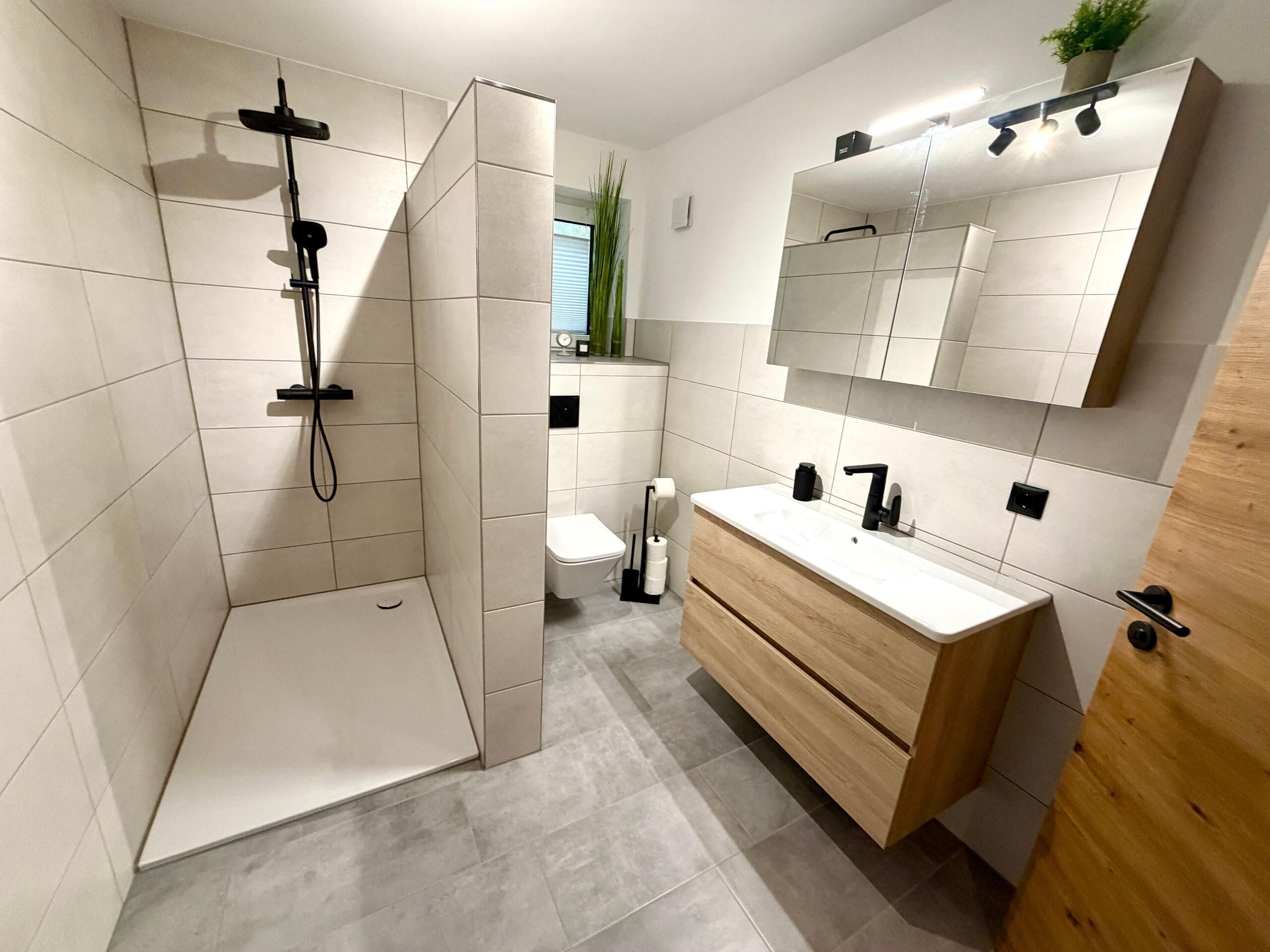 Ferienwohnung Erdgeschoss 90qm-Badezimmer