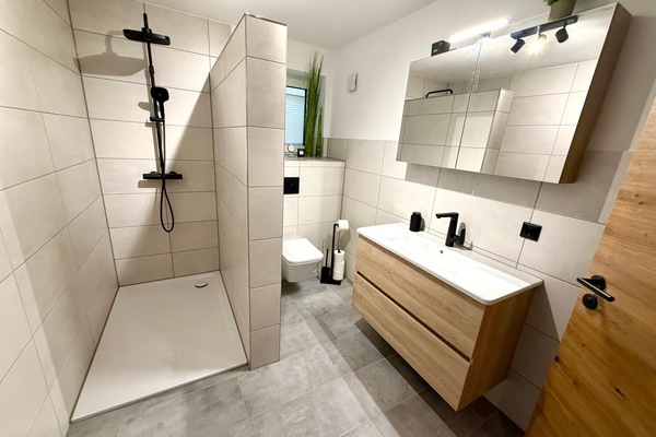 Ferienwohnung Erdgeschoss 90qm-Badezimmer