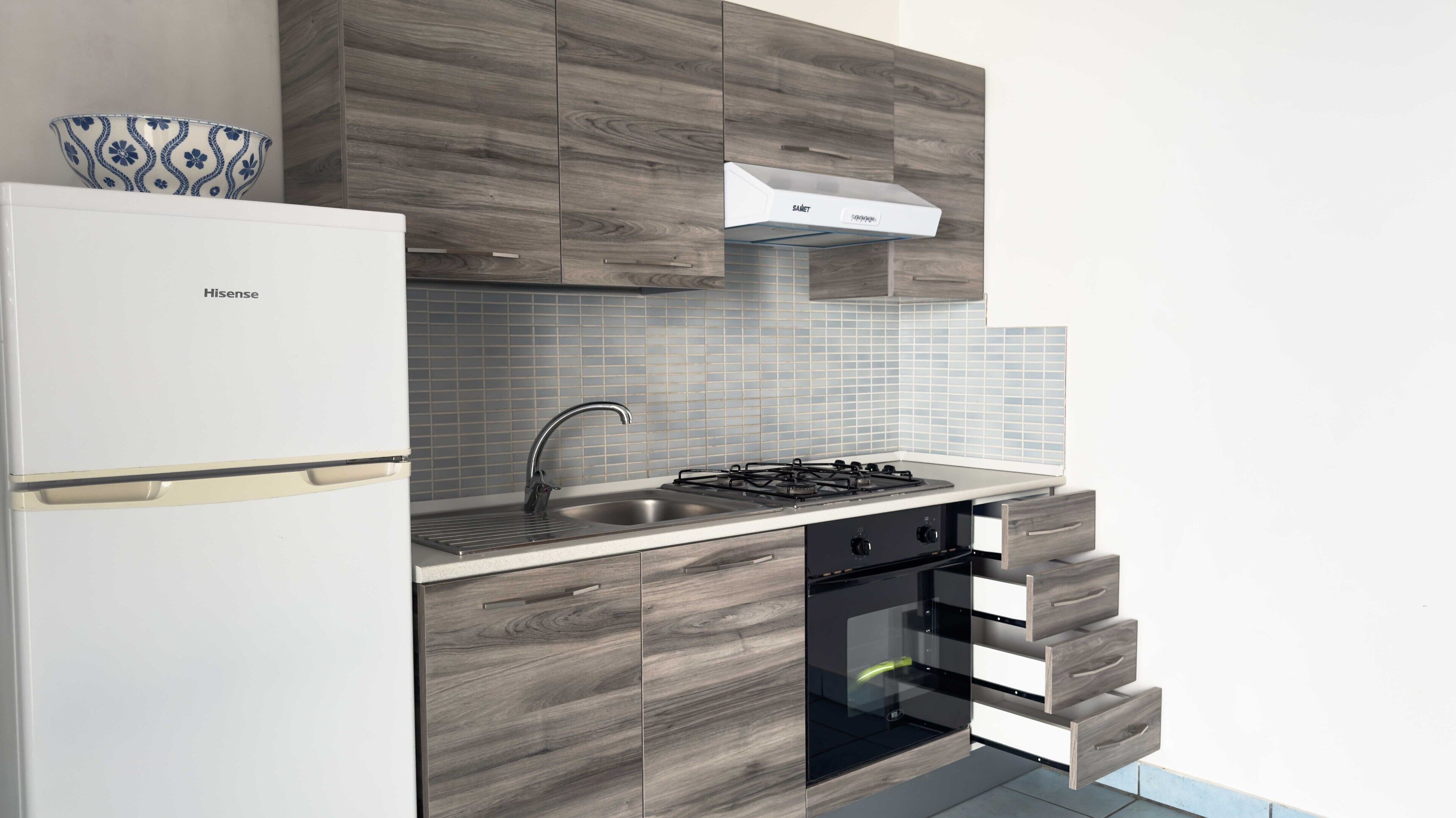 Frigorífico, horno, cafetera o tetera y utensilios de cocina