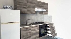 Frigorífico, horno, cafetera o tetera y utensilios de cocina