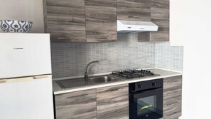 Réfrigérateur, four, cafetière/bouilloire