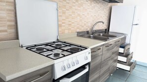 Fridge, oven, cookware/dishes/utensils, dining tables - Villa Celeste 3 with parking space (Racale)