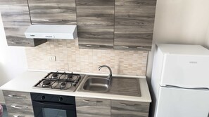 Fridge, oven, coffee/tea maker, cookware/dishes/utensils - Villa Celeste 4 with parking space (Racale)