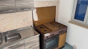 Frigorífico, horno, cafetera o tetera y utensilios de cocina