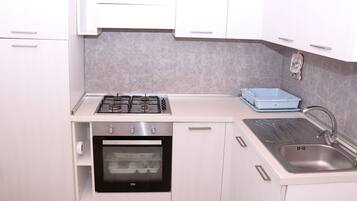 KylskÄp, ugn, kaffe- och tebryggare och grytor/köksredskap